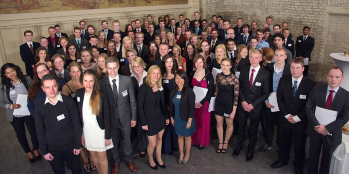 Abschlussjahrgang der MATSE mit Zeugnissen in der Hand