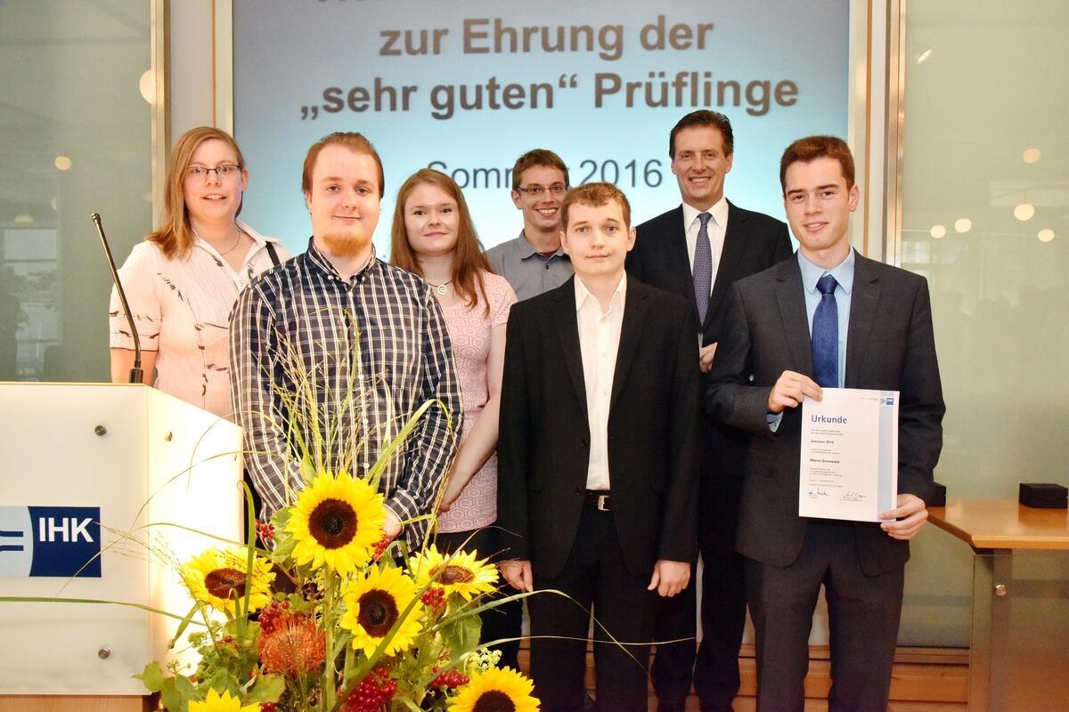 Foto der besten Absolventen vor den Gästehaus der RWTH Aachen