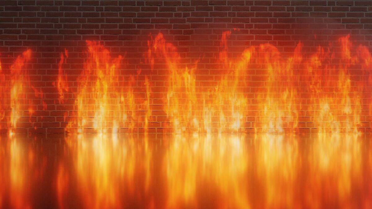 Foto einer gemauerten Wand mit Flammen davor