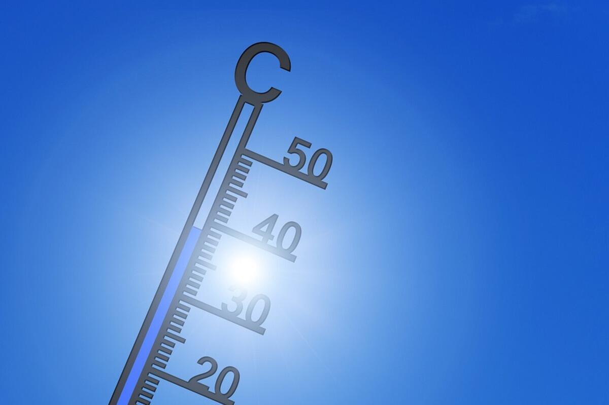 Photo with a thermometer at 40 degrees Celsius