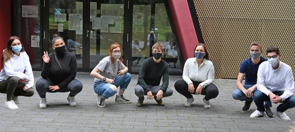 Unsere neuen IT Center Azubis vor dem IT Center Gebäude.
