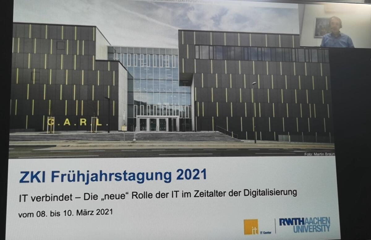 Screenshot von der Einladungsfolie samt Redner