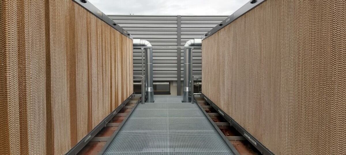 Foto der Rückkühler mit optionaler „adiabater“ Vorkühlung