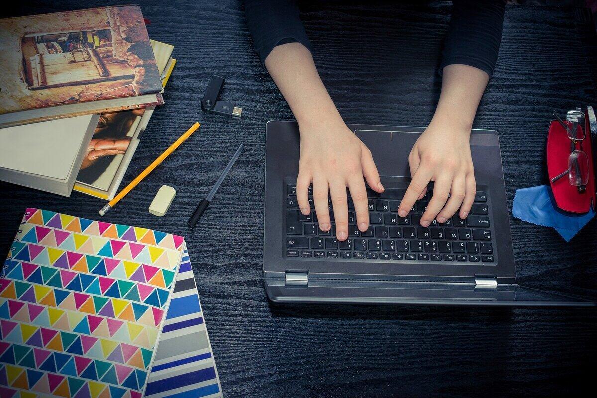 Studierende/r am Laptop