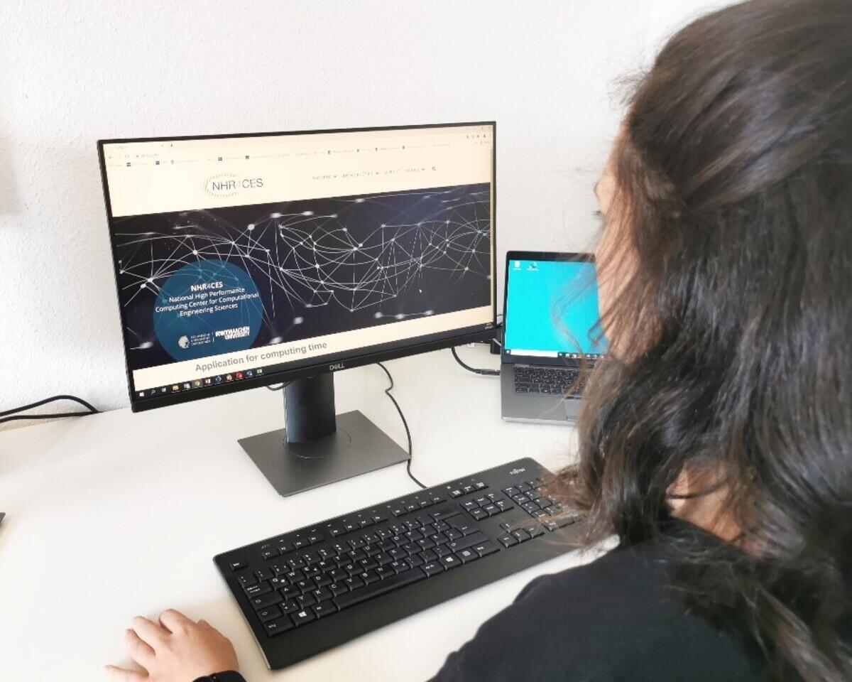 Frau sitzt vor einem Computer