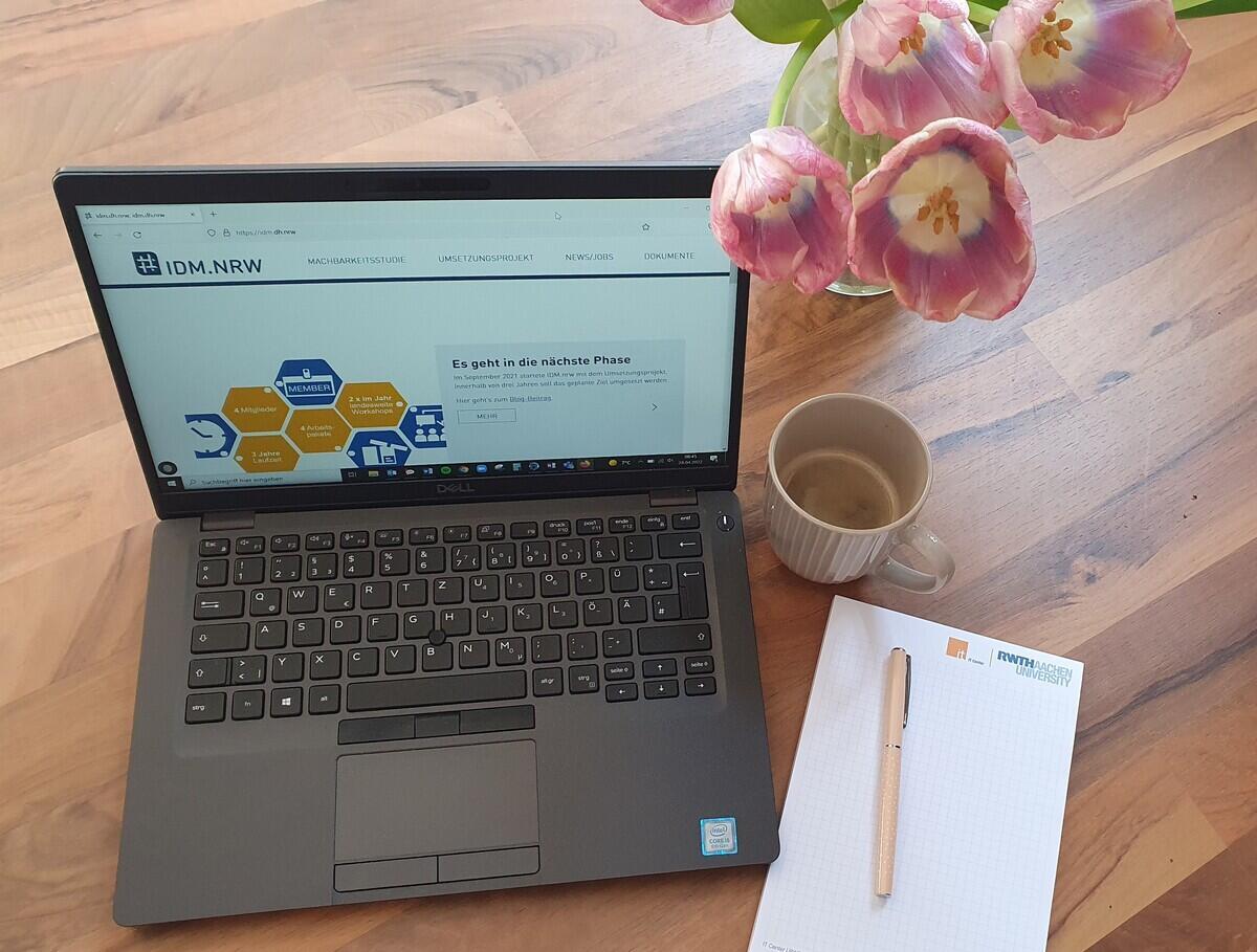Laptop with website of IDM.nrw