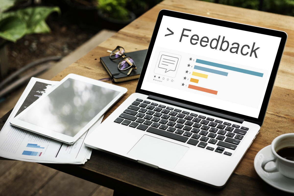 Laptop on desk with feedback in display