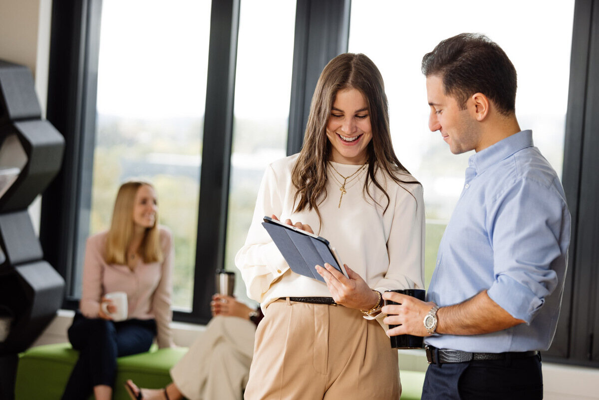 Zwei Personen unterhalten sich