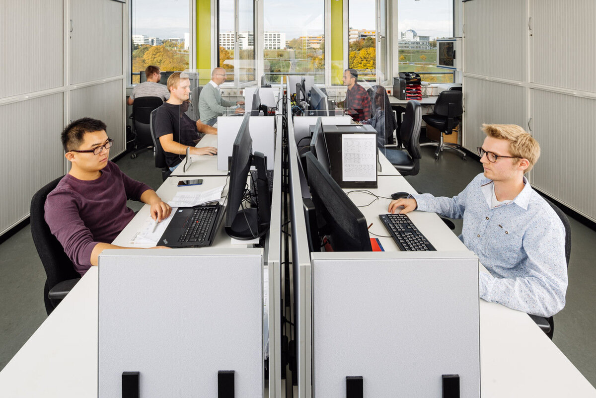 Personen, die am PC arbeiten