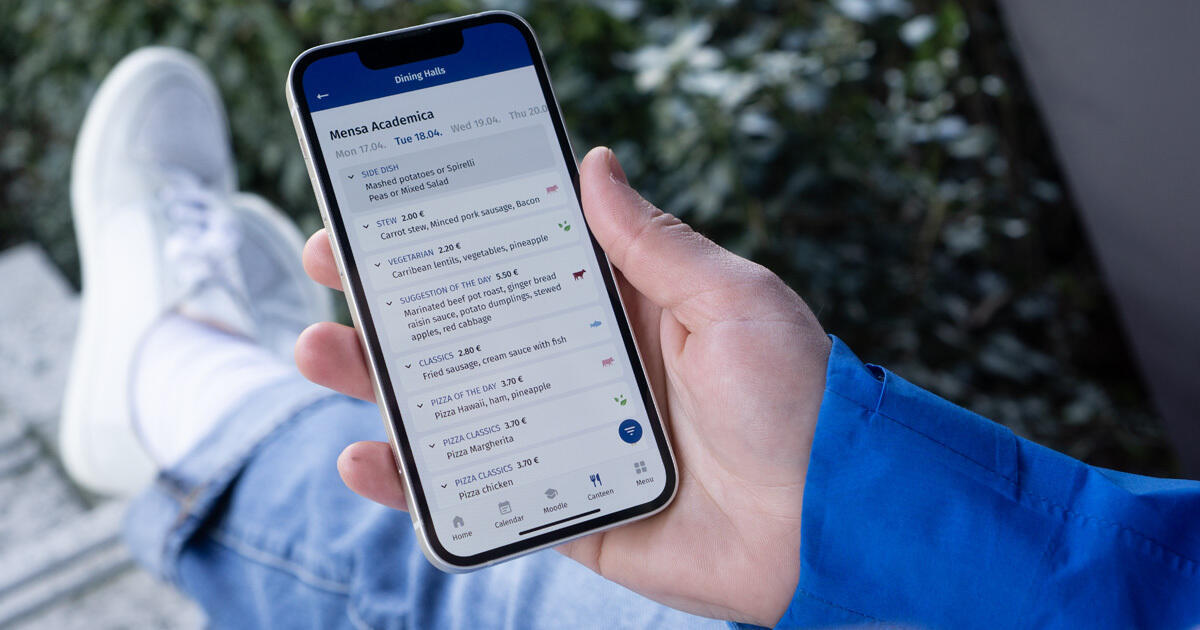 RWTHapp auf dem Smartphone in der Hand