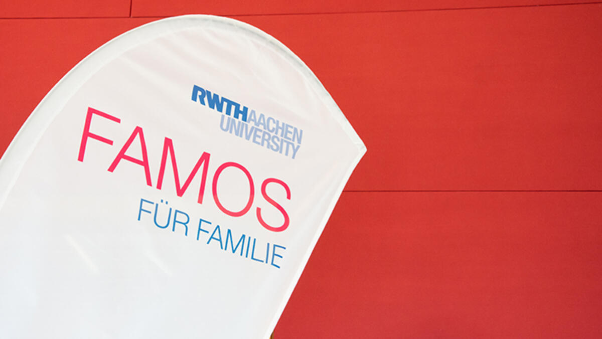 Beachflag mit Schriftzug 'Famos für Familie' mit RWTH Aachen Logo