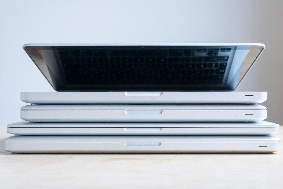 Mehrere Laptops gestapelt