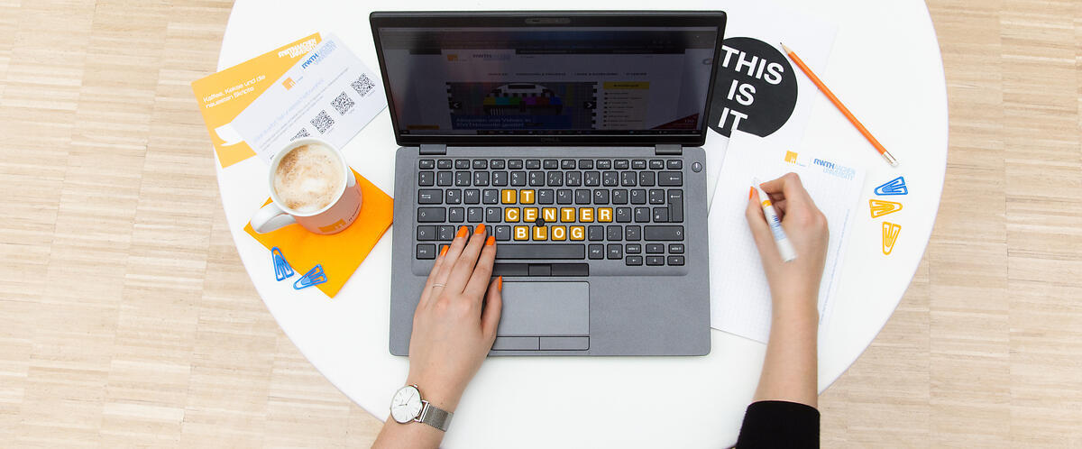 Hände mit Laptop und Kaffee