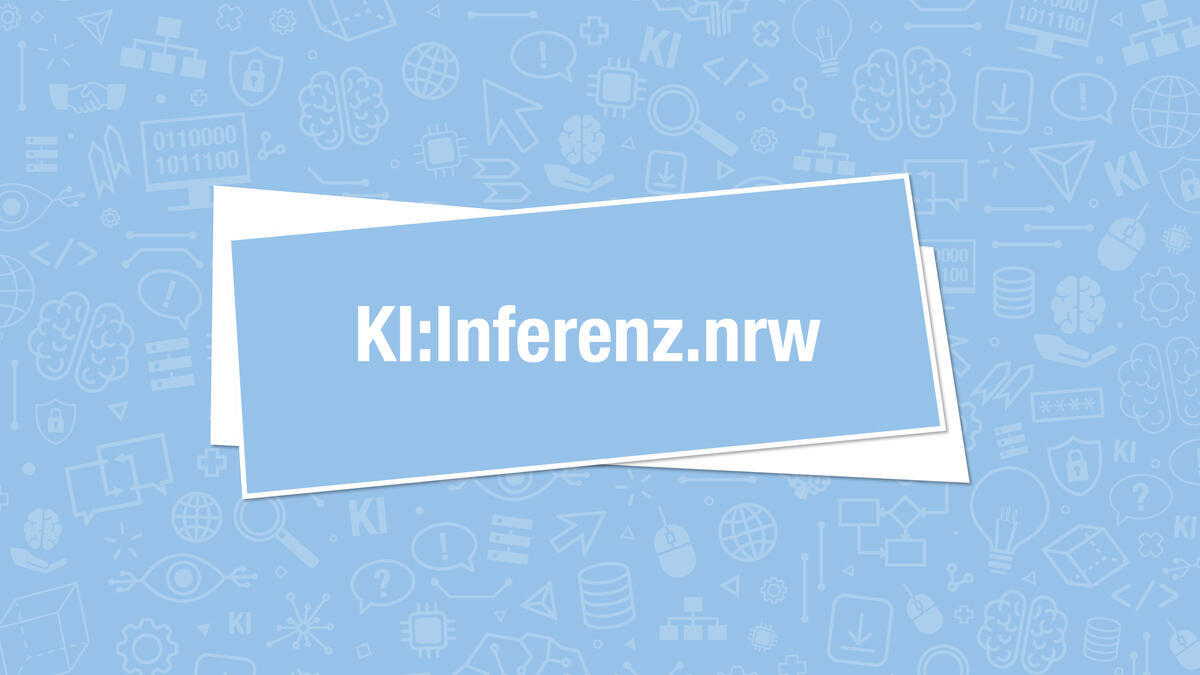 Hellblaues Banner mit der weißen Aufschrift „KI:Inferenz.nrw“ vor Hintergrund mit Technik- und KI-Symbolen.
